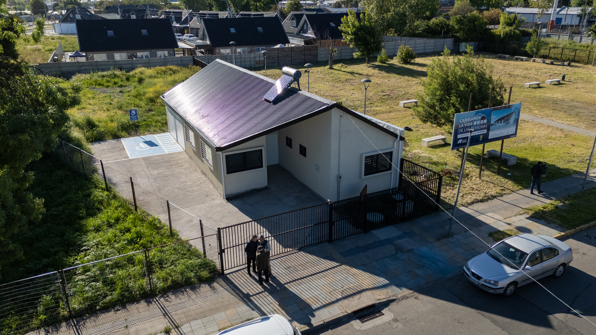 Gobernador Crisóstomo supervisa obras finales que transformarán la vida de adultos mayores y personas con Parkinson en Chillán