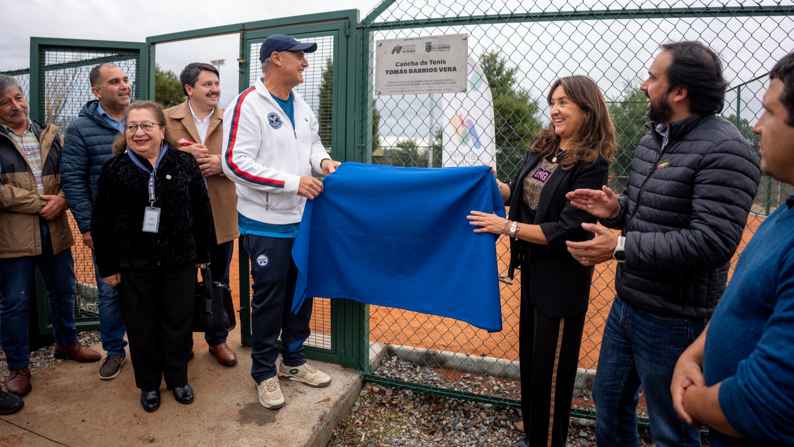 El Carmen fortalece su infraestructura deportiva con la primera cancha de tenis y moderno recinto de pasto sintético