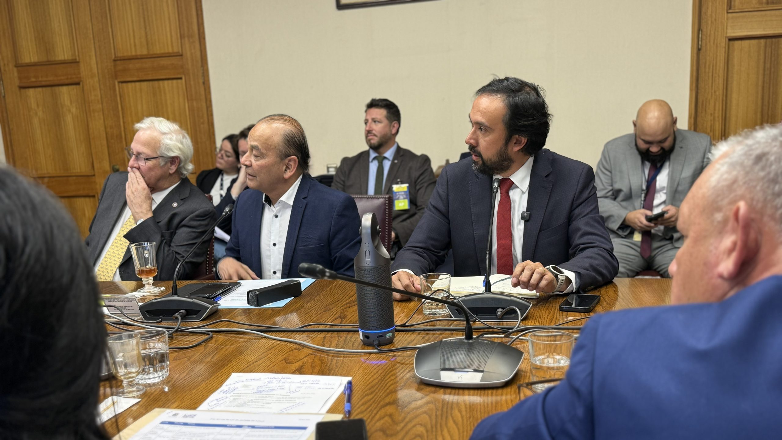 Gobernador expone en Senado compleja situación de los APR de Ñuble y presenta proyecto exitoso con energías renovables